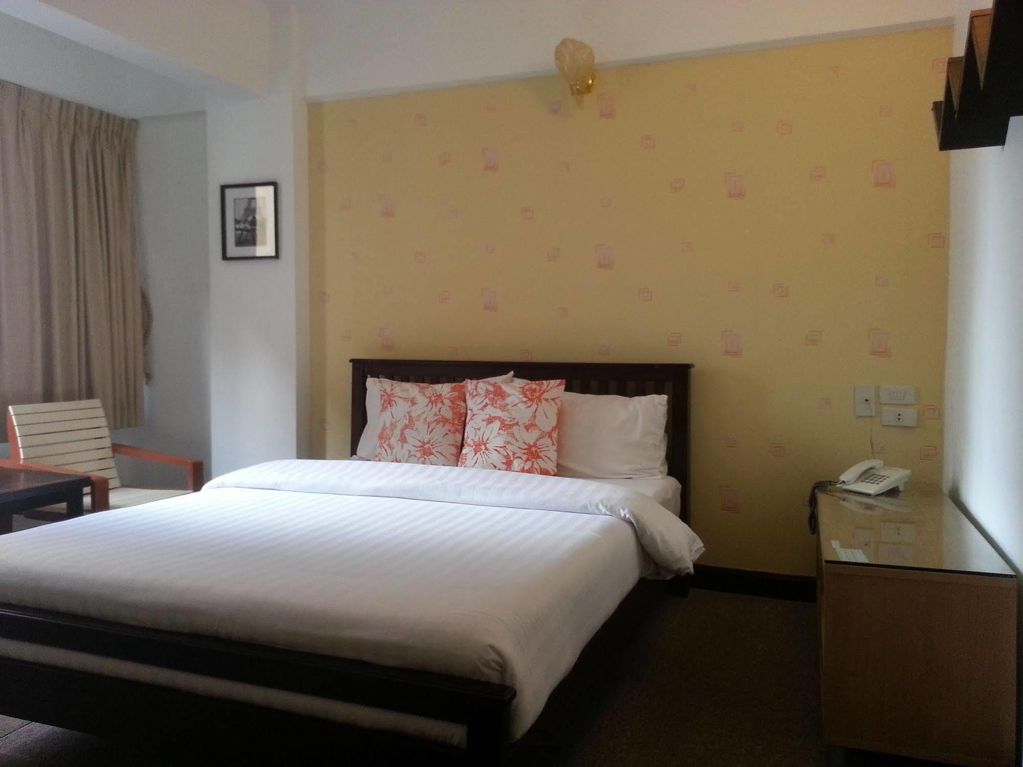 Crown Bts Nana Hotel Bangkok Zewnętrze zdjęcie