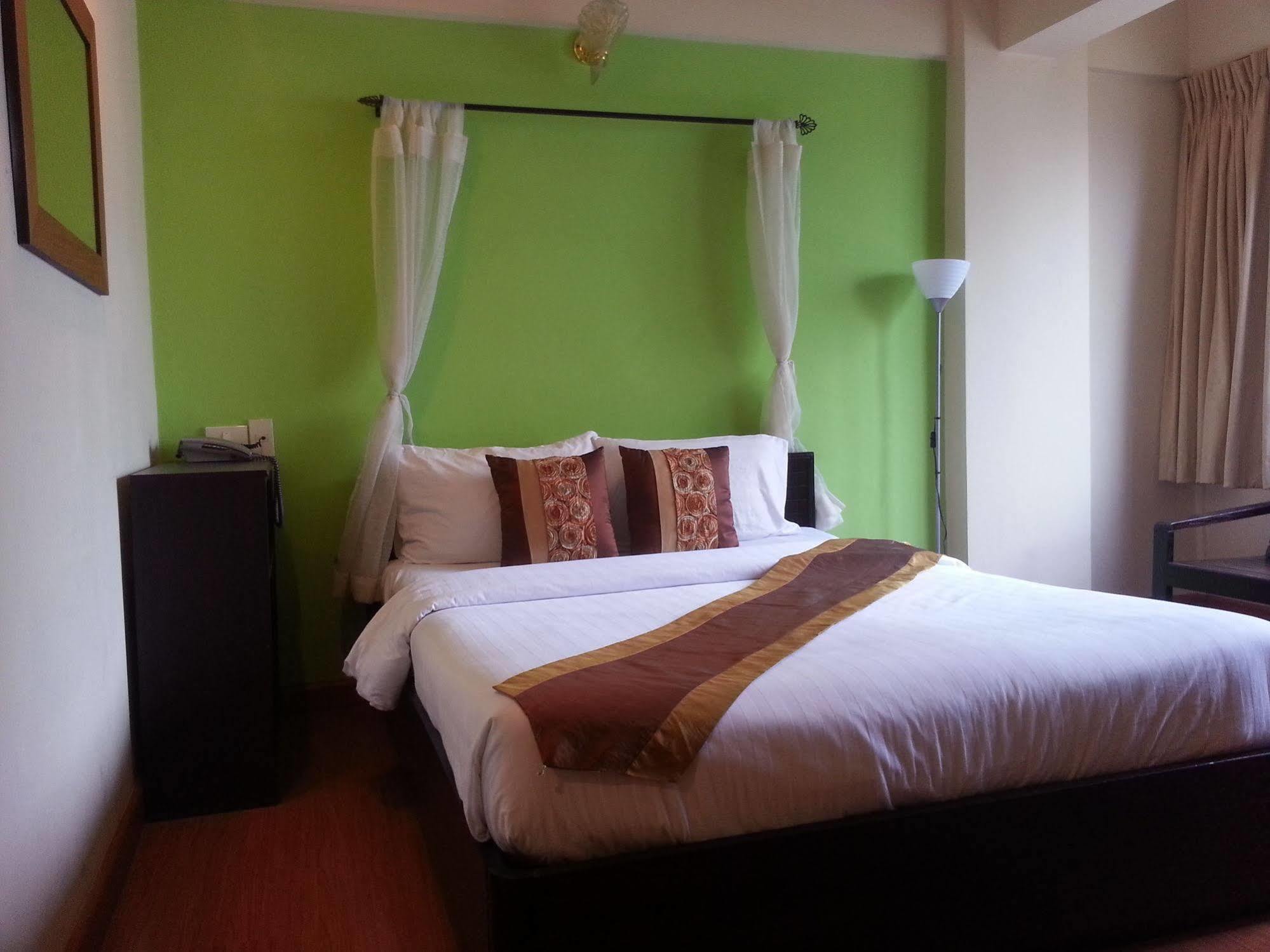 Crown Bts Nana Hotel Bangkok Zewnętrze zdjęcie