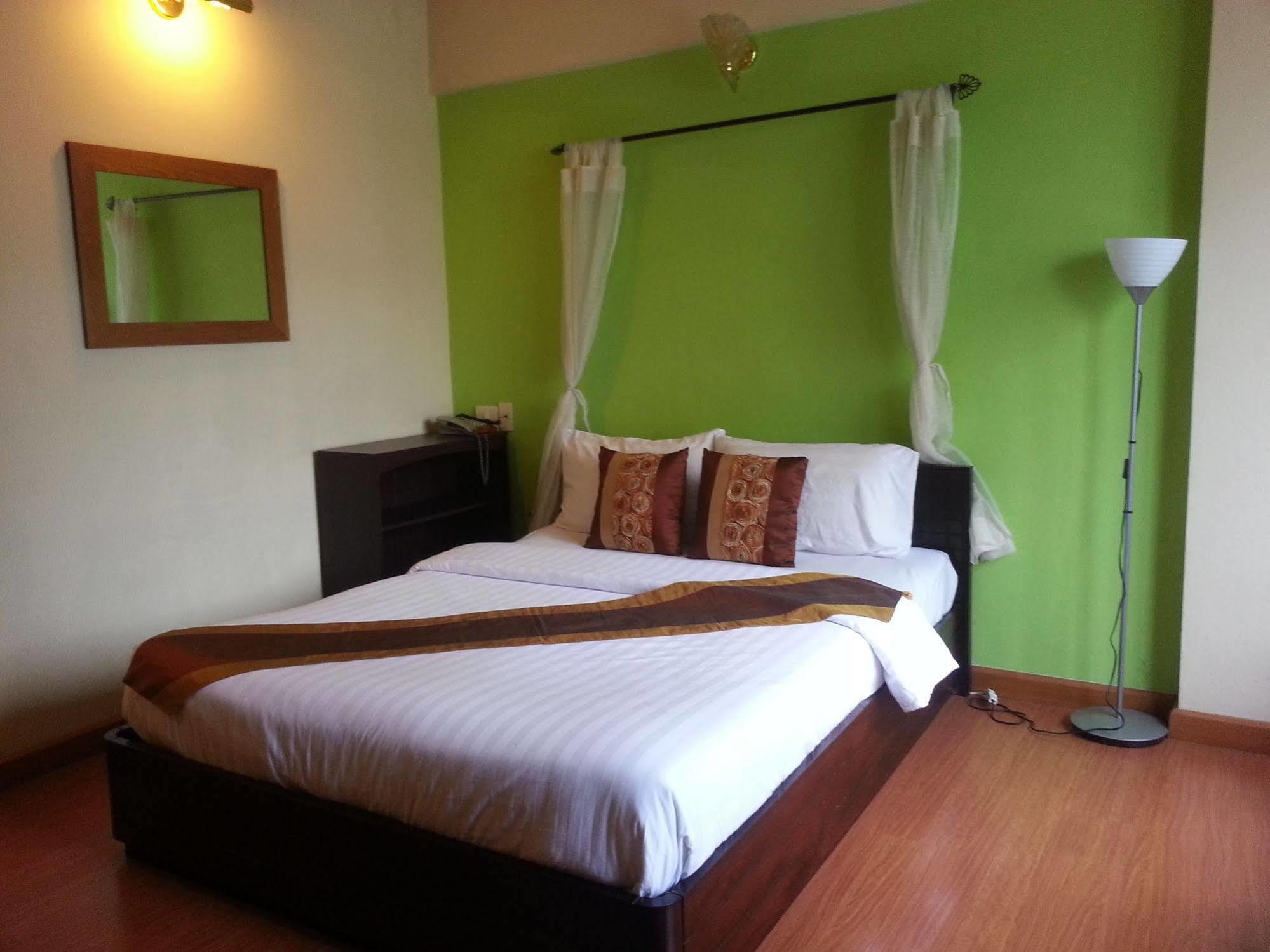 Crown Bts Nana Hotel Bangkok Zewnętrze zdjęcie